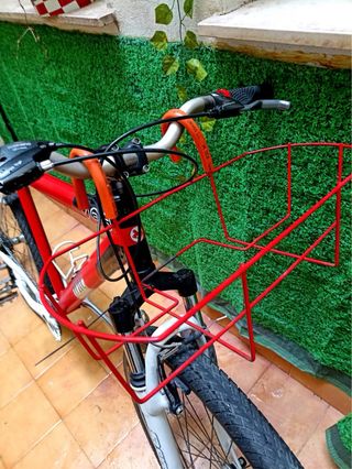 Bicicleta de montaña roja