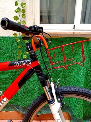 Bicicleta de montaña roja