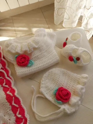 Set neonata: cuffietta, scarpine e body1-3mesi