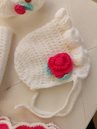 Set neonata: cuffietta, scarpine e body1-3mesi