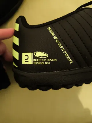 Zapatos de fútbol sala negros y verdes