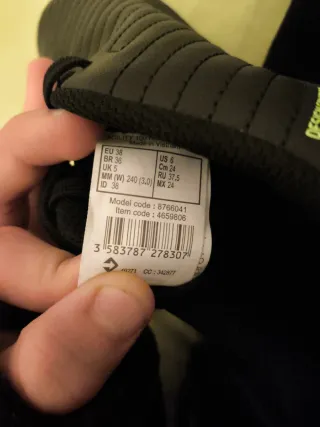 Zapatos de fútbol sala negros y verdes