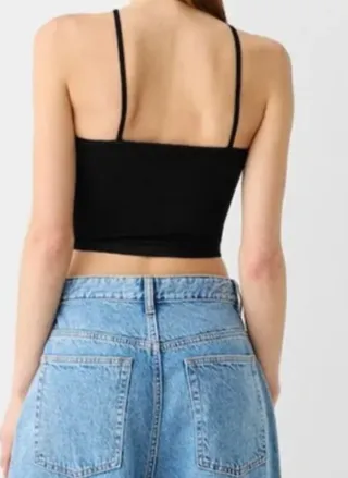 Top negro Bershka con detalle floral talla XS-S