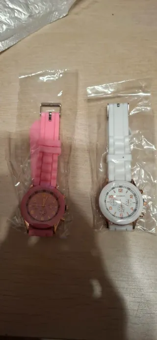 Reloj dorado con pedrería