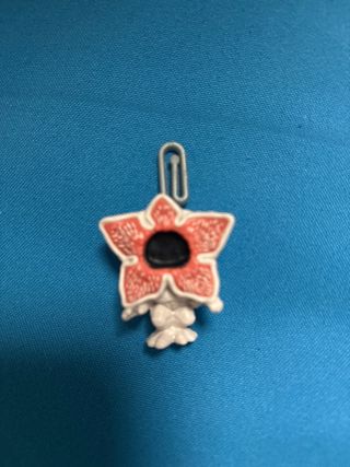 Figura Kinder Joy Demogorgon con clip