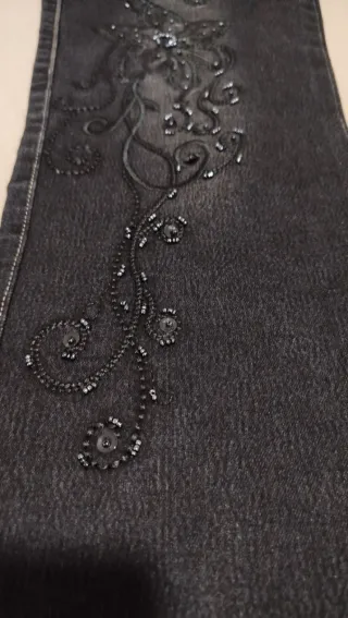 Jeans con ramage ricamato