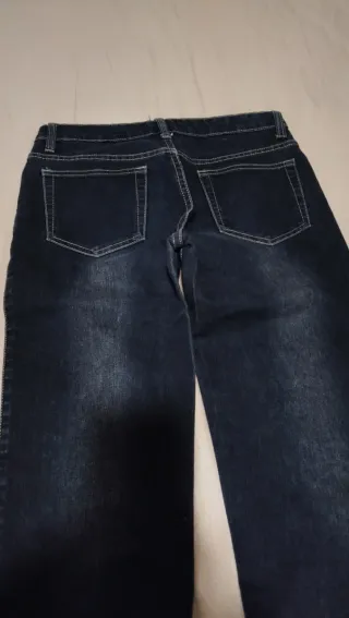 Jeans con ramage ricamato