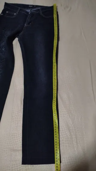 Jeans con ramage ricamato