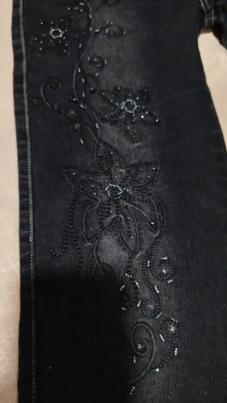 Jeans con ramage ricamato
