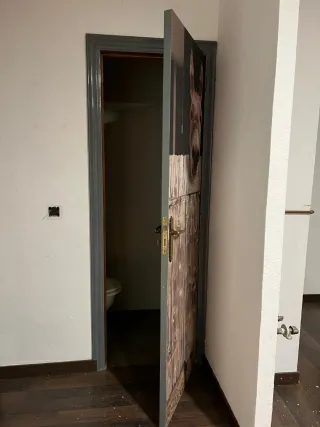 Puerta decorada con vinilo.