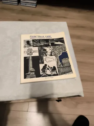 Fuori dalle case. Selezione di componenti ambienta