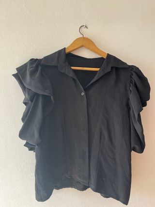 Blusa negra con volantes