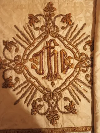 Paño de hombros bordado IHS