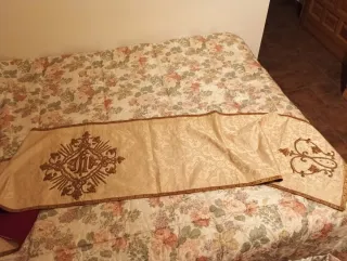 Paño de hombros bordado IHS