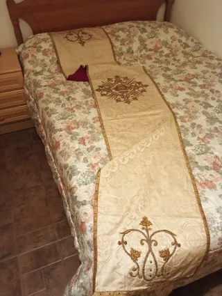 Paño de hombros bordado IHS