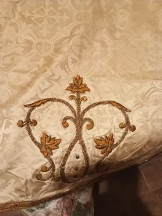 Paño de hombros bordado IHS