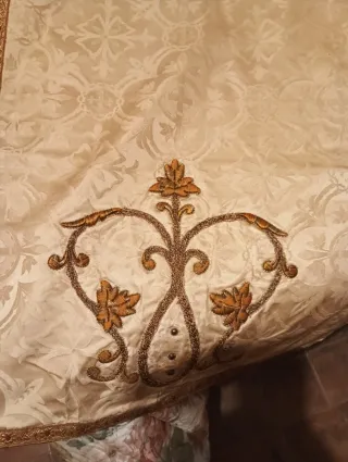 Paño de hombros bordado IHS