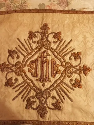 Paño de hombros bordado IHS