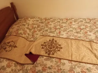 Paño de hombros bordado IHS