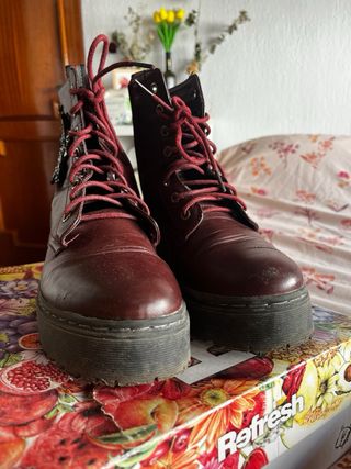 Botas burdeos con avispa bordada