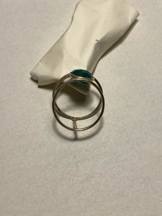 Anillo con piedra verde