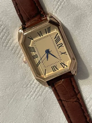 Relógio Dourado com Pulseira Castanha