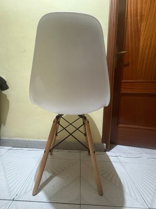 Silla blanca con patas de madera