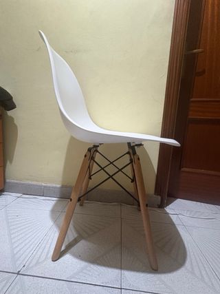 Silla blanca con patas de madera