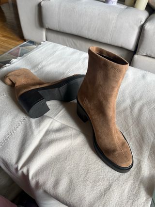 Botines efecto ante camel elásticos