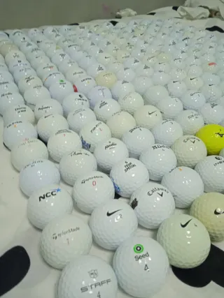 Lote de bolas de golf variadas