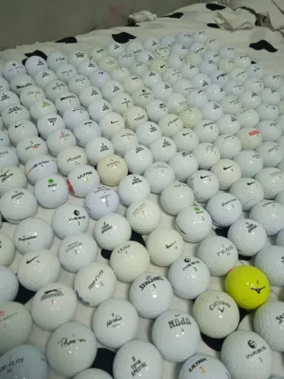 Lote de bolas de golf variadas