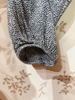 Blusa gris con topos negros y volantes