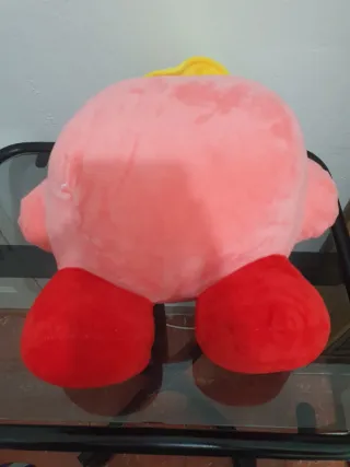 Peluche Kirby con sombrero amarillo