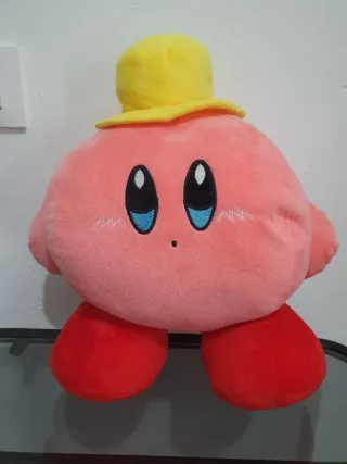 Peluche Kirby con sombrero amarillo