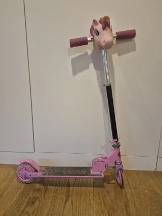 Patinete infantil rosa con diseño de unicornio