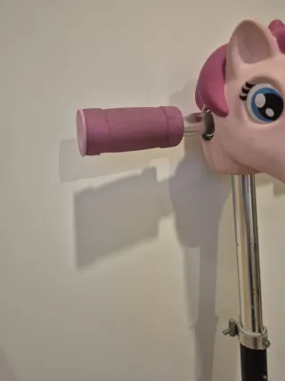 Patinete infantil rosa con diseño de unicornio