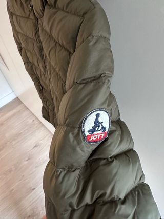 Abrigo Jott verde oliva. Niños talla 4 a. Perfecto