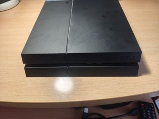 PS4 (PlayStation 4) Negra + 2 Mandos y tres juegos