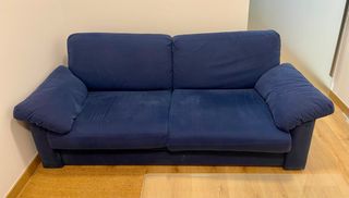 Sofá de tela azul de dos plazas