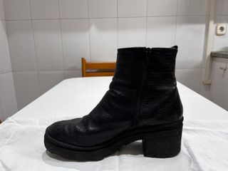 Botas efecto cocodrilo negras