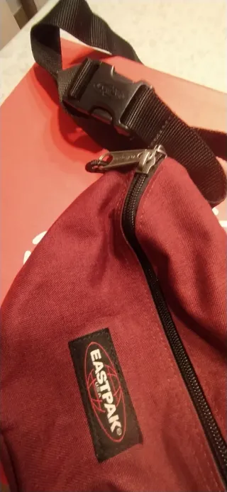 Riñonera Eastpak Roja y Negra