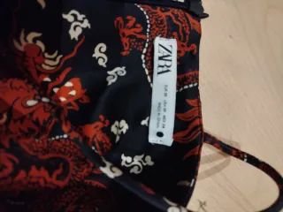 Vestido Lencero con Dragones Rojos