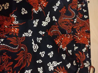 Vestido Lencero con Dragones Rojos