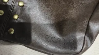 Bolso piel  marrón con tachuelas