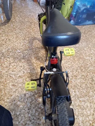 Bicicleta infantil Decathlon 16 negra/verde