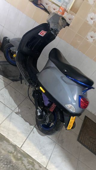 Vespa LX 50 Scooter Gris