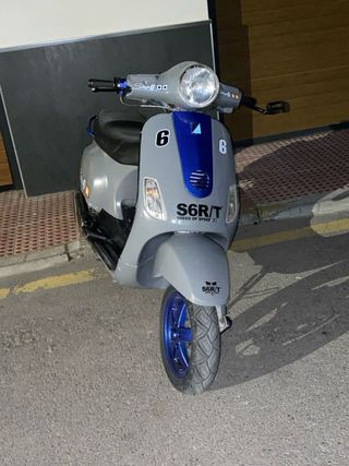 Vespa LX 50 Scooter Gris