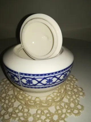 Vasetto in ceramica con decoro blu