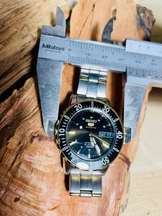 Reloj Seiko 5 Sports Automático Negro/Dorado