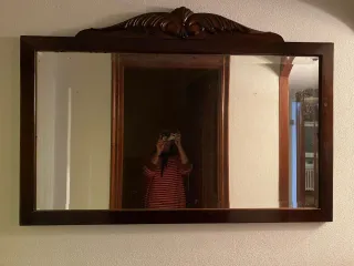 Espejo de madera con marco decorativo